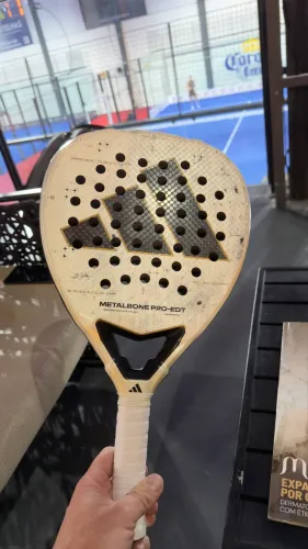 Vendo raquete adidas metalbone pro-edt
