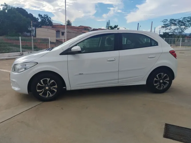 Chevrolet Onix JOY Hatch 1.0 8V Flex Mec. 4P 2017