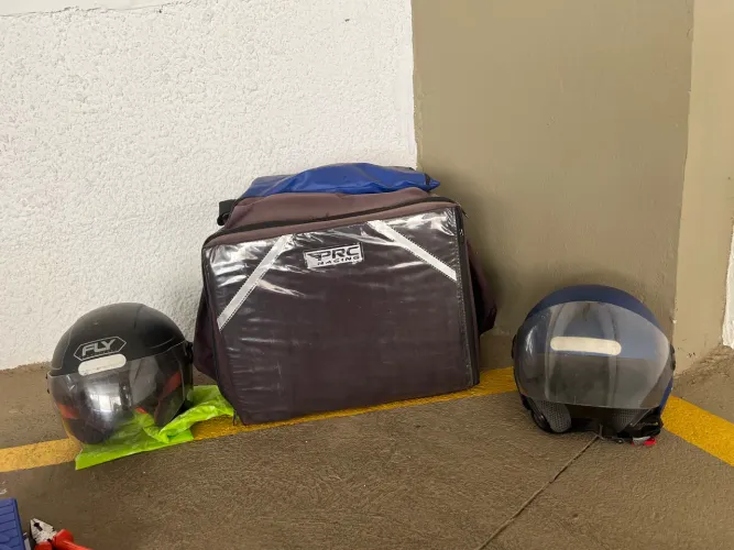 2 capacetes, 1 bag e 1 capa de chuva