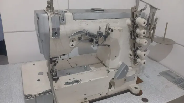 Máquina de Costura Industrial Galoneira - Excelente Estado / Pronta para Produzir!
