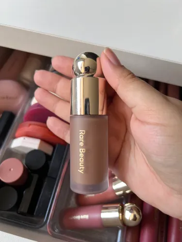 Contorno Líquido Rare Beauty Soft Pinch - Original - Cor Solace - Sephora 