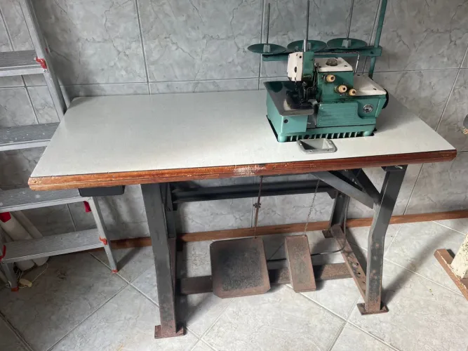 Máquina de Costura Overloque Industrial com Mesa e Motor (Funcionando)