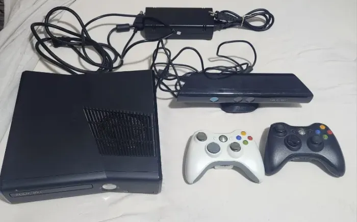 Xbox 360 + Kinect + 2 Controles - Destravado (LT)