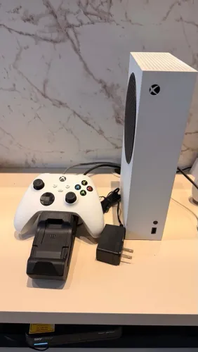 Xbox Series S + Bateria e Carregador