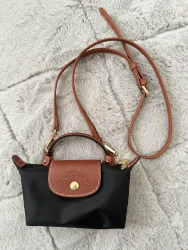 Mini bolsa preta longchamp - alça removível