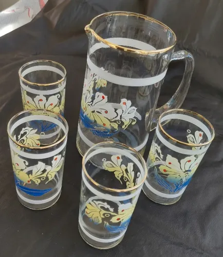 Jarra de vidro vintage e 4 copos com design floral colorido pintado à mão e bordas dourada