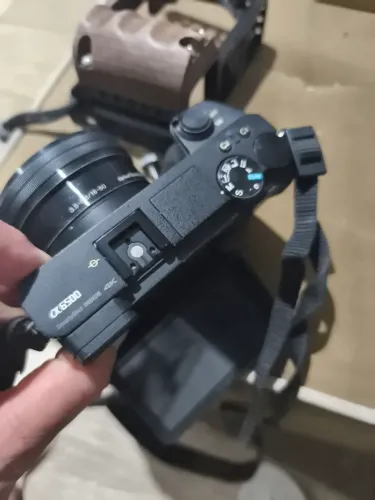 Sony A6500 + Sigma 30mm f/1.4 + Cage + Microfone + 3 Baterias - Kit Profissional