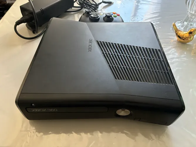 Xbox 360 Slim - Desbloqueado LT 3.0 - 500GB - 4 controles
