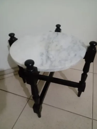 Mesinha em madeira escura com tampo em mármore branco. (42cm alt x 48cm larg)