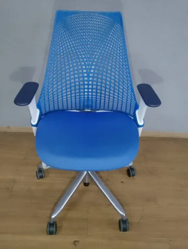 Cadeira de escritório marca Herman miller sayl chair  - cor azul