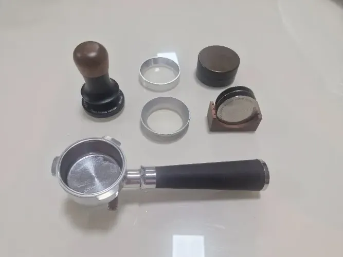Kit 51mm: Porta Filtro Despressurizado, 2 Funil, 3 puck screen, 1 tamper e 1 distribuidor