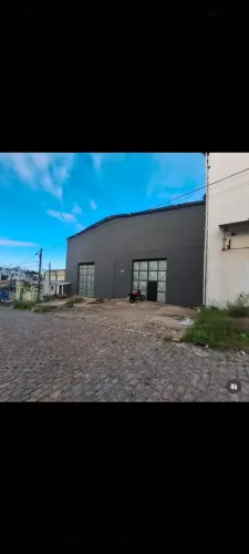Aluga-se  Galpão no bairro de Candelária.  Com 450m2 R$ 6.000reais 