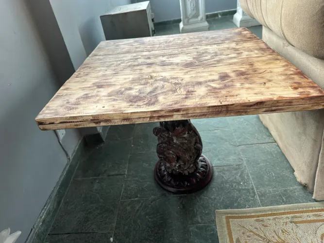 MESA DE MADEIRA MACIÇA COM PÉS ENTALHADOS
