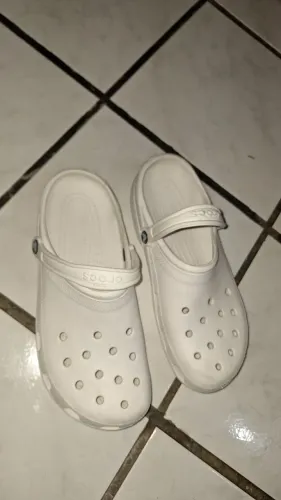Sandália crocs original semi nova zero R$ 180 centro e próximo até meio dia entrego grats