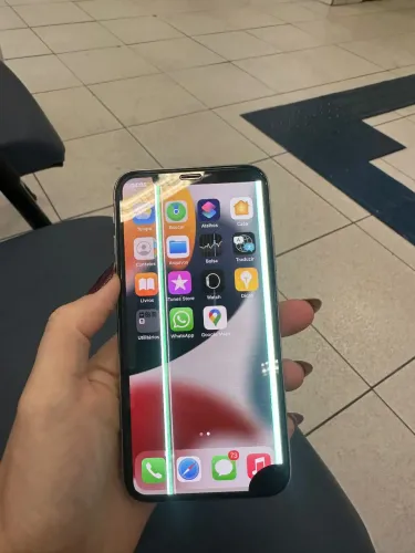 Vendo IPhone X com tela quebrada.