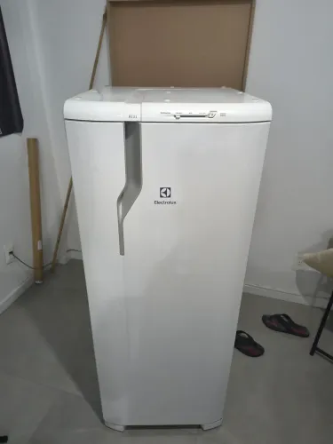 Geladeira Electrolux RE31 usada