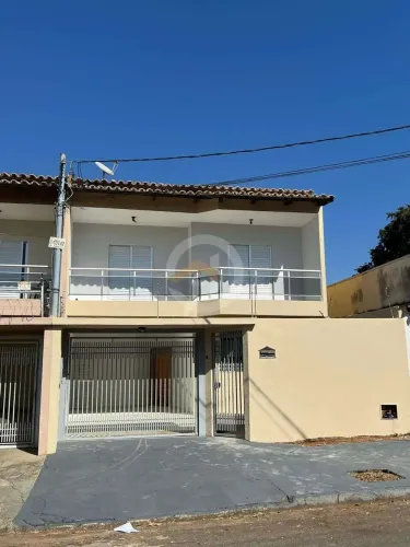 Sobrado no Jardim América com 3 quartos 1 suíte e 2 vagas de garagem sendo uma coberta