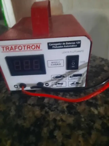 Carregador de bateria moto e carro.