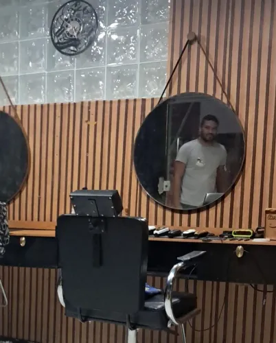 Precisamos de barbeiros, barbearia bem movimentada!
