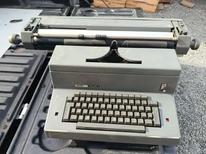 Máquina de escrever Olivetti Tekne 4
