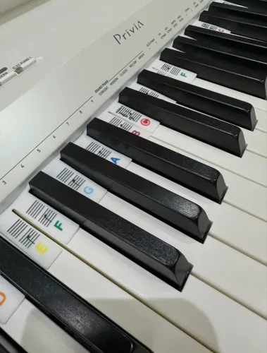 Piano Digital com banco 