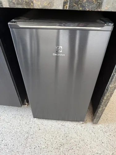 Frigobar Electrolux 90L EM90B Preto - Pouquíssimo Uso