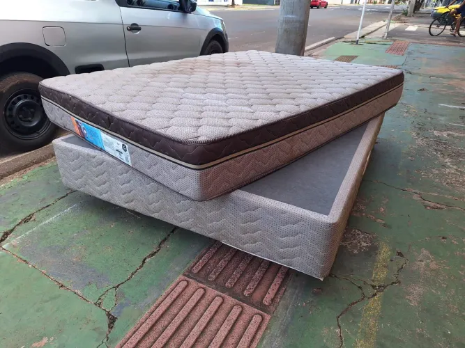 Cama box de casal com colchão de mola