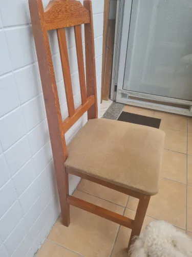 Conjunto com 4 cadeiras de madeira com assento estofado