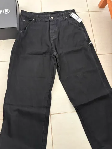 Calça Regular World preta da BAW Clothing