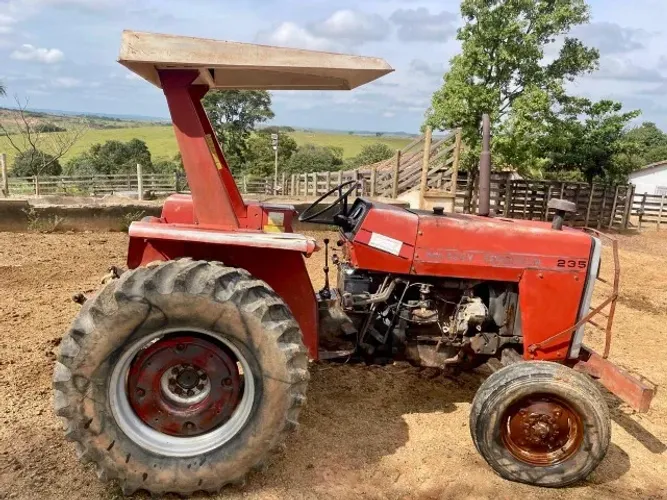 Trator MF 235