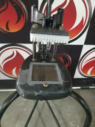 cortador de legumes industrial profissional, comumente conhecido como "cabrita",