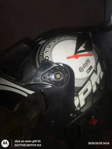 Capacete tipo Robocop