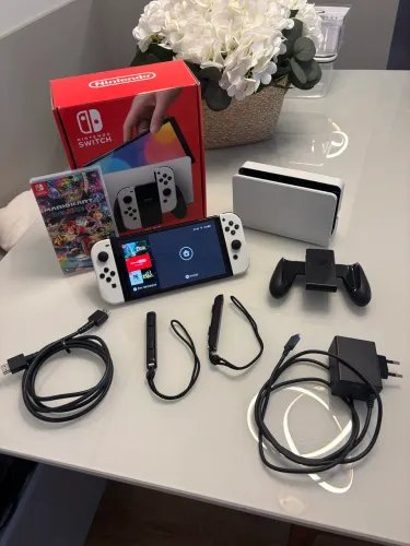 Nintendo Switch OLED Branco + Mario Kart 8 + 256GB - Impecável na Caixa (Retirada em Mãos)