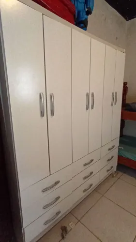 Guarda roupa com 6 portas e 9 gavetas