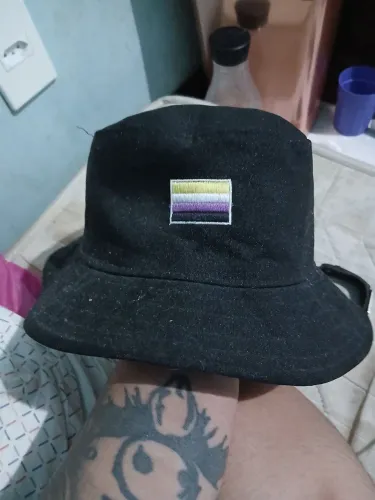 Chapéu Não-binário, Pulseira Twice e Blackpink e cordão de Espada