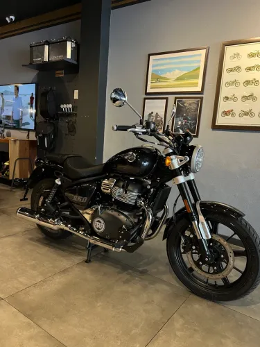 Super Meteor 650  / Astral Black - Letícia