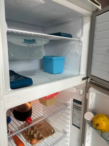 Vende- se , geladeira e freezer ambos grandes ,apenas com pontos de ferrugem