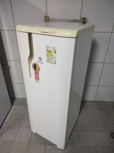 Geladeira Electrolux gelando perfeitamente bem conservada faço entrega