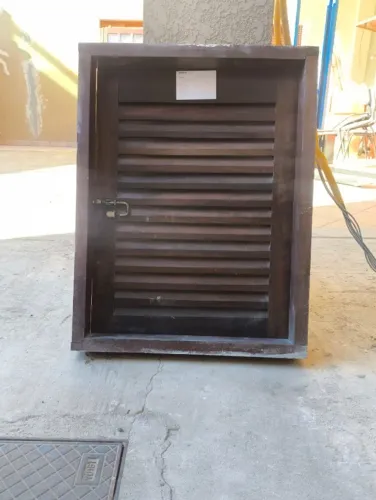 Painel colonial em imbuia com vidro e ventarola ? 60 × 78 cm