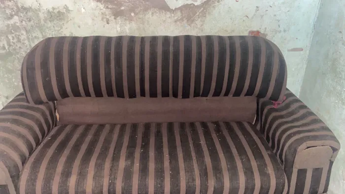 Sofá 3 lugares barato pra sair logo