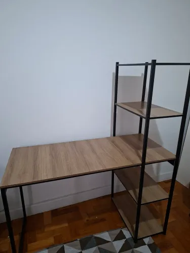 Mesa escritório com prateleiras