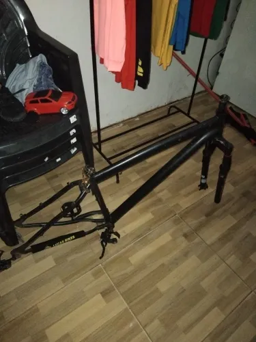 Quadro aro 29 preto, e suspensão 