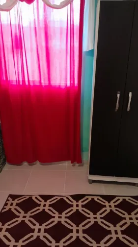 Alugo casa  pequena 1 peça com banheiro 