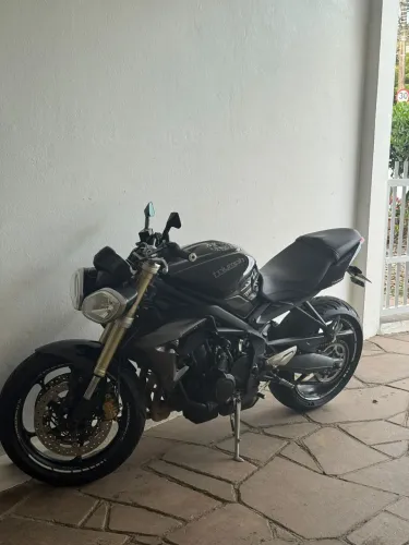 TRIUMPH STREET TRIPLE 675