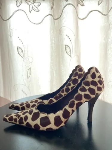Scarpin feminino pelo de onça tamanho 36