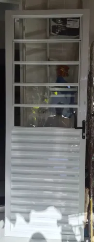 Porta Alumínio Branco com Basculante.