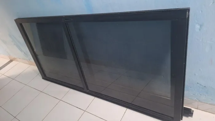 Porta de Correr de vidro_Cor: preta Medidas:<br>2,20m altura <br>1m largura.