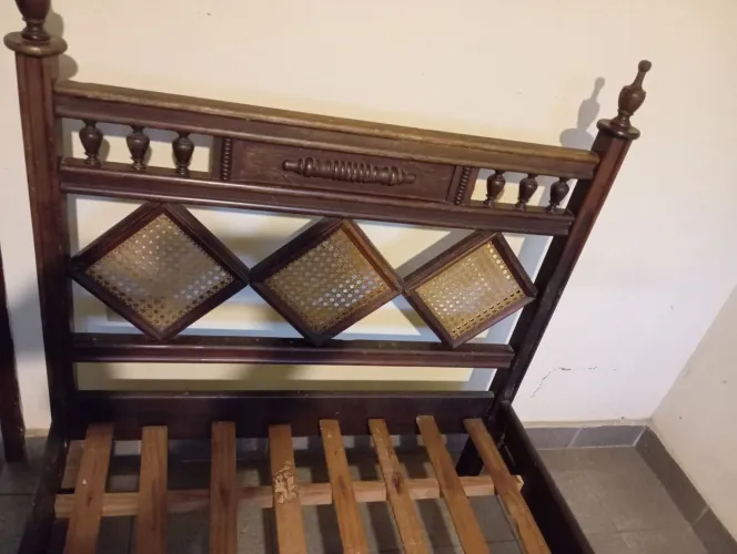 Cama de solteiro antiga de madeira maciça e colchão 