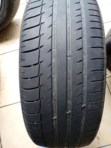 Vendo par de pneus aro. 19