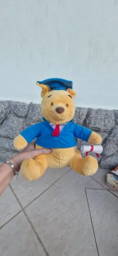 Pelucia ursinho Pooh Winnie the Pooh Disney com roupa de formando Formatura